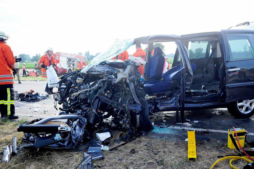 Schwerer Verkehrsunfall am Sulzer Kreuz – ein Mann stirbt, fnf Menschen werden schwer verletzt.