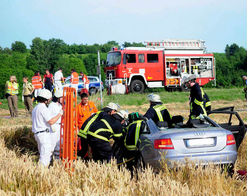 Schwerer Verkehrsunfall am Sulzer Kreuz – ein Mann stirbt, fnf Menschen werden schwer verletzt.