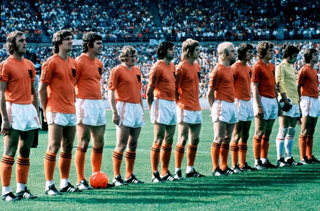 Ruud Krol (Zweiter von links) stand 19... Niederlande bei der WM auf dem Platz.  | Foto: ImageForum