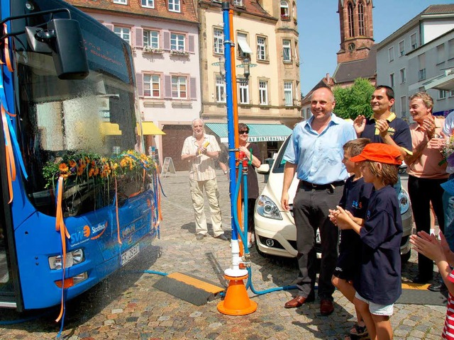 Vier neue Stadtbusse - das muss gefeie...i der Hitze am besten mit viel Wasser!  | Foto: Sylvia-Karina Jahn