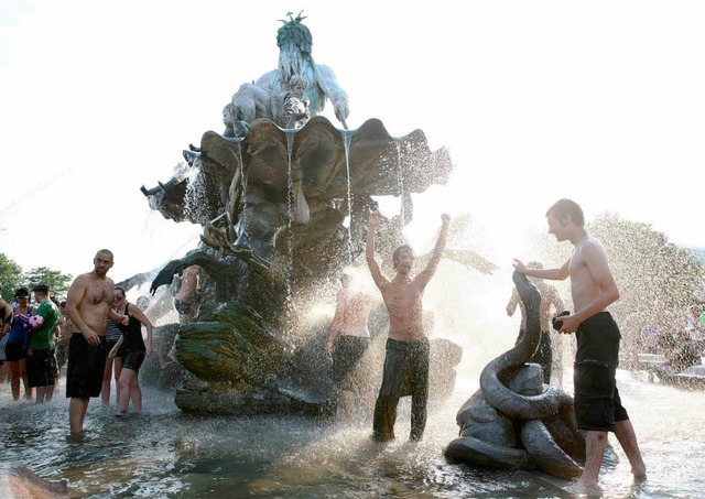 Willkommene Erfrischung angesichts der hohen Temperaturen in Deutschland.  | Foto: dpa