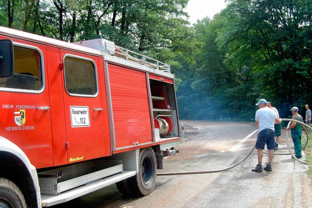 Aufrumen am Morgen danach: Ein Fahrze...um Reinigen der freigerumten Straen.  | Foto: Feuerwehr Herbolzheim