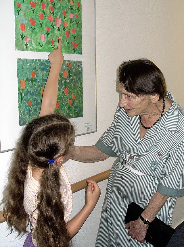 &#8222;Schau mal&#8220;: Die neunjhrige Sarah zeigt Ursula Krner ihr Bild.   | Foto: Sonje Schwennsen