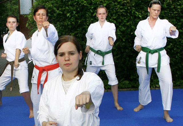 Die Karate Kuroda Dojo  zeigte  bungen  fr Schler und Jugend.  | Foto: Dieter Maurer