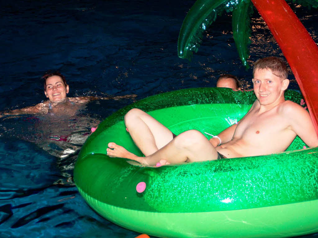 Wasser von unten war bei der Beachparty der DLRG im Wehrer Parkbad durchaus gewollt. Dass zwischenzeitlich aber auch noch Wasser von oben kam, war so nicht geplant. Und so dauerte es, auch wegen des kleinen Finals bei der Fuball-WM, ein wenig, bis die Veranstaltung in Schwung kam. Aber dann wurde doch sehr ausgelassen gefeiert, auch dank der Band "Nachtschicht", die die Gste musikalisch in Sommerstimmung versetzte.