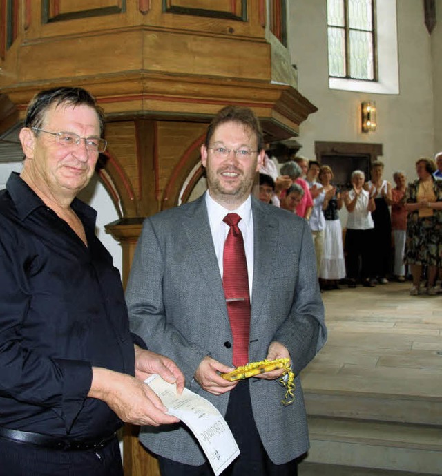 Dieter Zeh (links) bekommt von Landesk...Carsten Klomp die Urkunde berreicht.   | Foto: Weber-Kroker