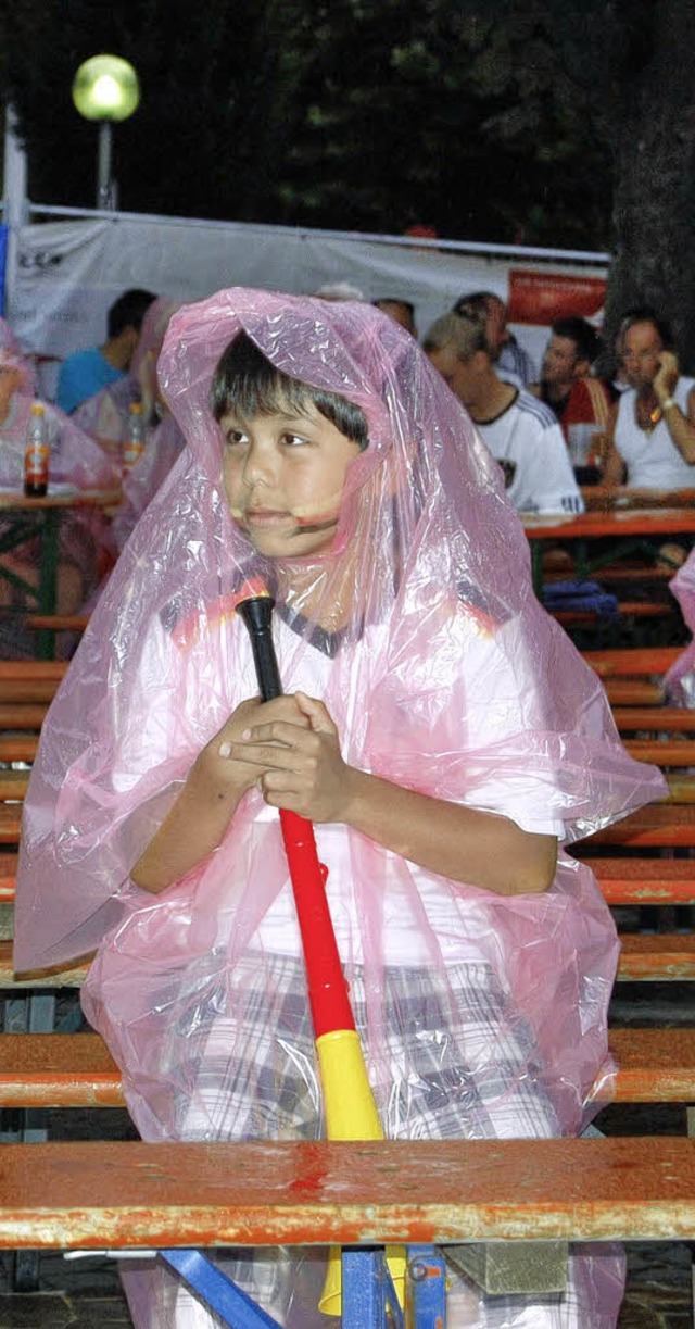 Fr das Spiel um Platz drei trotzte dieser  Fan dem Regen.  | Foto: ade