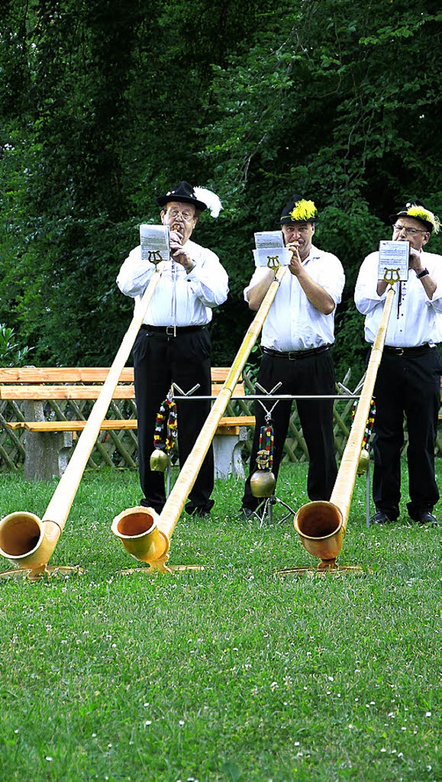 Drei Alphorn-Spieler sorgten fr eine ...usikalische berraschung in hlingen.   | Foto: Rde