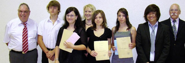 Eingerahmt von Klassenlehrer Wolfgang ...Nicht im Bild Melanie Oberhofer (2,0).  | Foto: Burkhard Hentschel