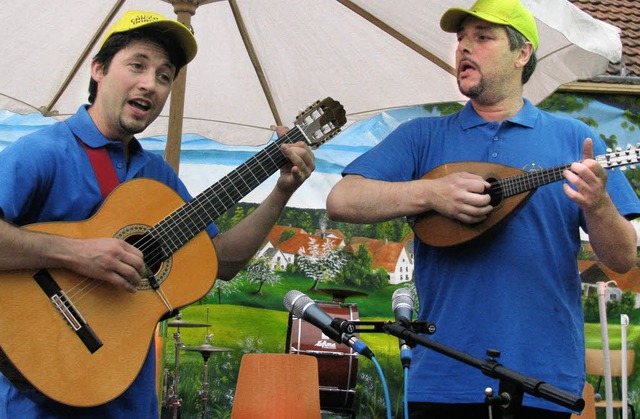 Luigi Fasola (Gitarre) und Paolo Stirn...im Blasmusik-Open-Air in Harpolingen.   | Foto: michael gottstein