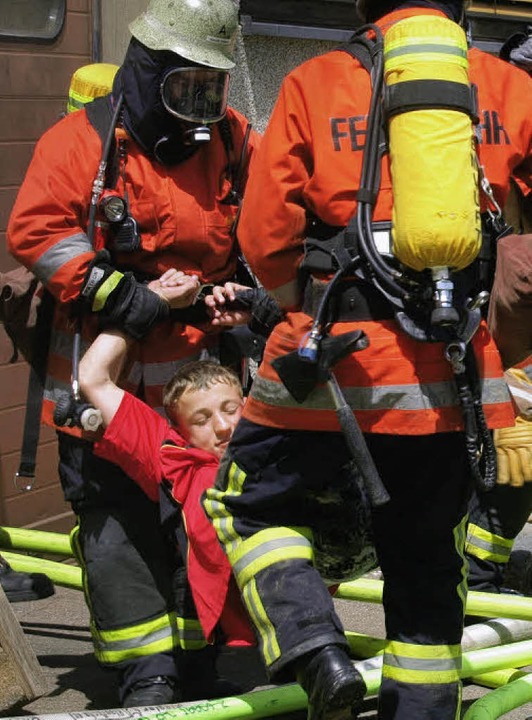 Gerettet: Die Wehr entdeckte berrasch...letzten&#8220; im verrauchten Gebude.  | Foto: Karin Steinebrunner