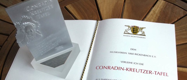 Eine silberne Tafel und eine Landesurk... Auszeichnung des MV Rickenbach aus.    | Foto: Kaeser