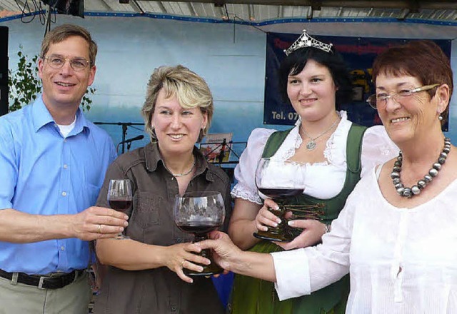 Hanno Hurth, Frnzi Kleeb, Simone Schw...d das diesjhrige Buchholzer Weinfest.  | Foto: Eberhard Wei