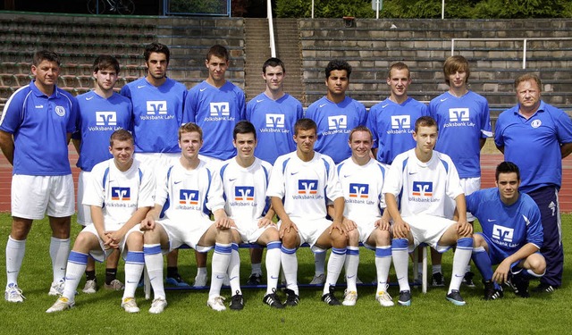 Die Trainer Markus Eichhorn (links) un... Mattekowitsch mit einigen  Zugngen.   | Foto:  Uwe Schwerer