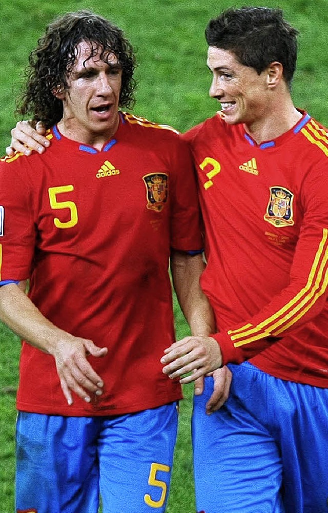 Ein Herz und eine Fuballseele: Carles...links) und der Spanier Fernando Torres  | Foto: dpa