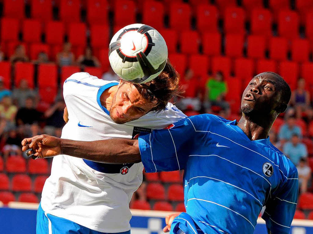 Fabian Aupperle (Heidenheim) gegen Papiss Cisse