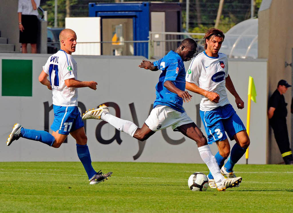 Aus vollen Lauf ging dieser Schuss von Papis Cisse an die Querlatte, den Abpraller kpfte dann Maximilian Nicu ins Tor zum 0-1