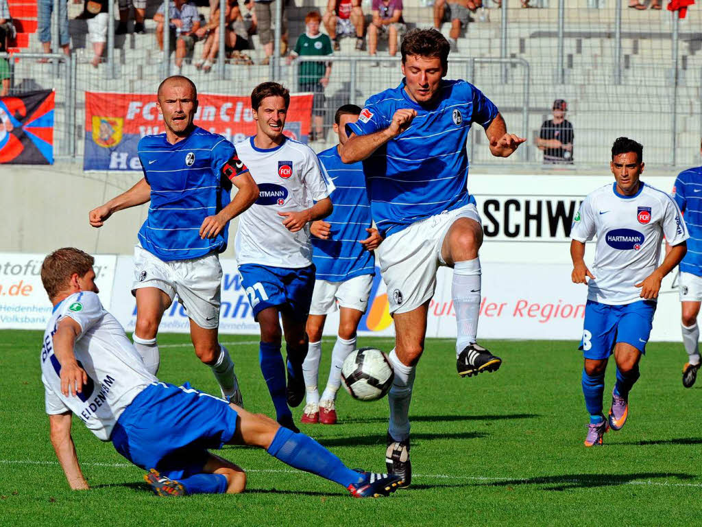 Christian Beisel (links, Heidenheim) stoppt Stefan Reisinger