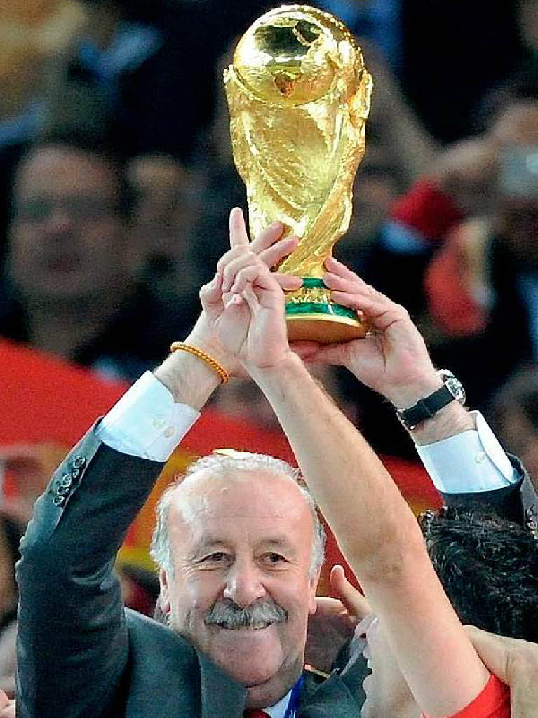 Der Meistermacher: Spaniens Coach Vicente del Bosque mit dem Weltpokal.