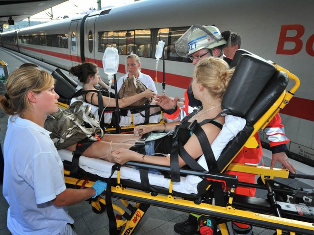 Rettungskrfte versorgen Schler am Bahnhof in Bielefeld.  | Foto: dpa