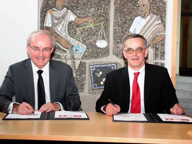Herbert Lehmann (rechts),  und sein fr...eichneten  einen  Kooperationsvertrag.  | Foto: Christine Aniol