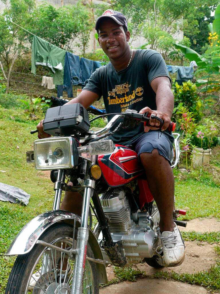 Der ganze Stolz des jungen Dominikaners: Das erste Moped, mit dem man sich als Taxifahrer Geld verdienen kann