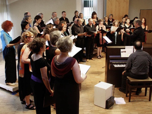 Der Chor Mixed Voices s(w)ingt bei seinem Auftritt in Offnadingen.   | Foto: Hans Jrgen Kugler