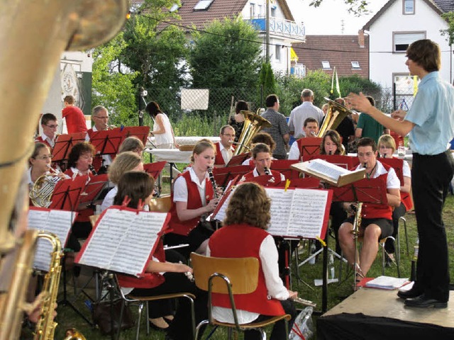 Ein junger Dirigent, ein qualittsvoll...beim Open Air im Hof der Grundschule.   | Foto: Aribert Rssel