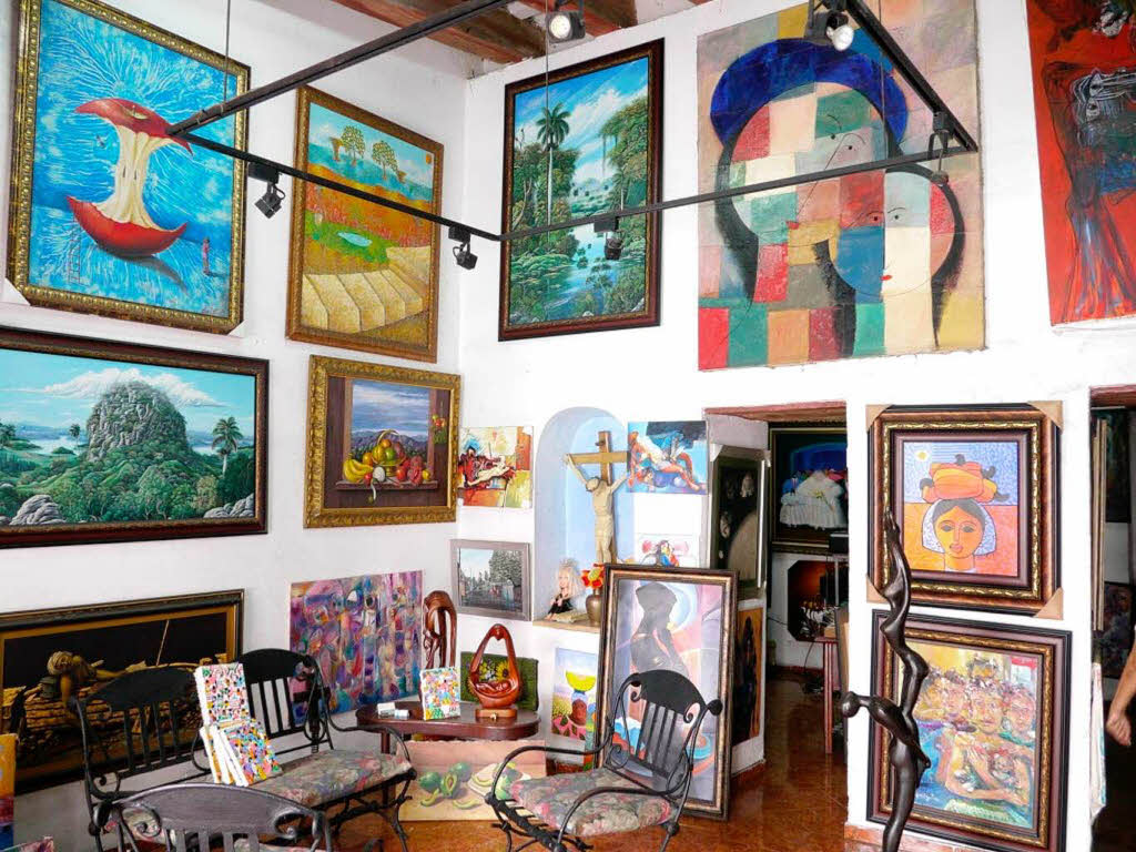 Die bunte karibische Malerei begegnet einem an jeder Ecke: <ppp> </ppp>oder in der noblen Galerie