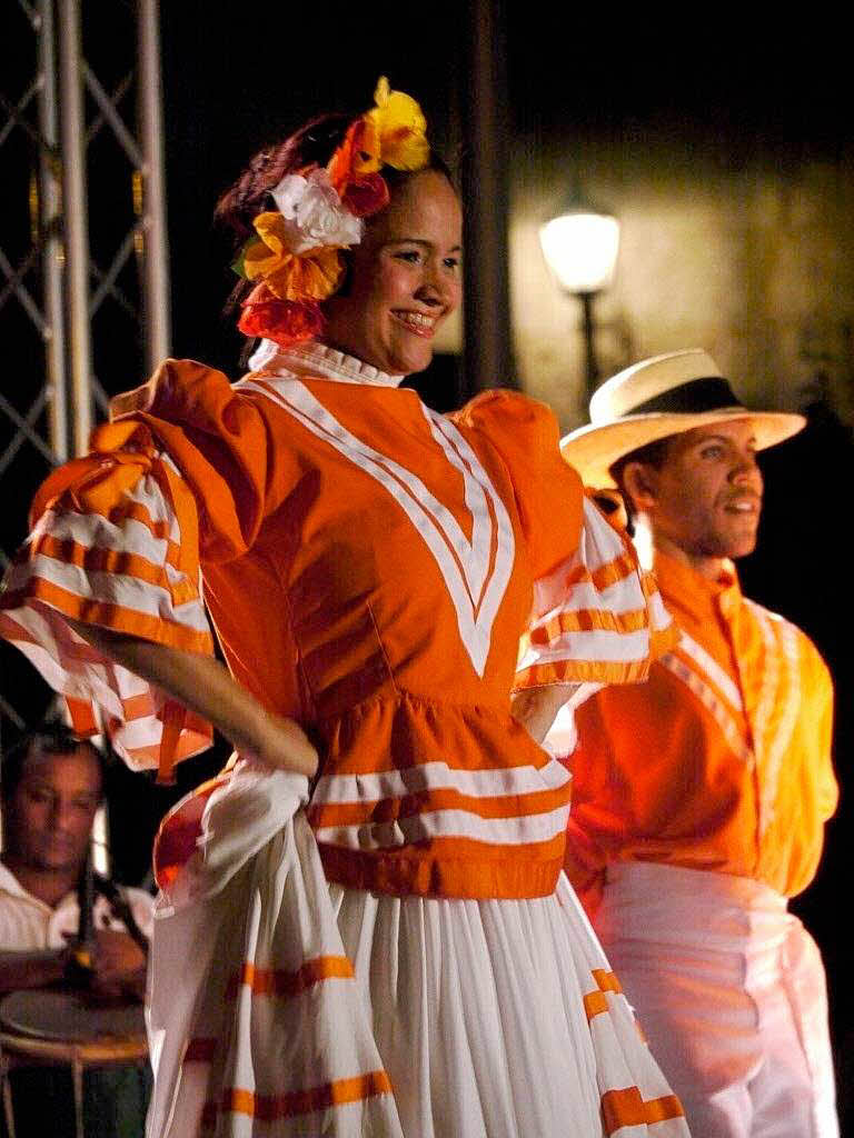 Santo Domingo ist Kulturhauptstadt Amerikas 2010: Folklore auf der Bhne bei der Plaza Espana