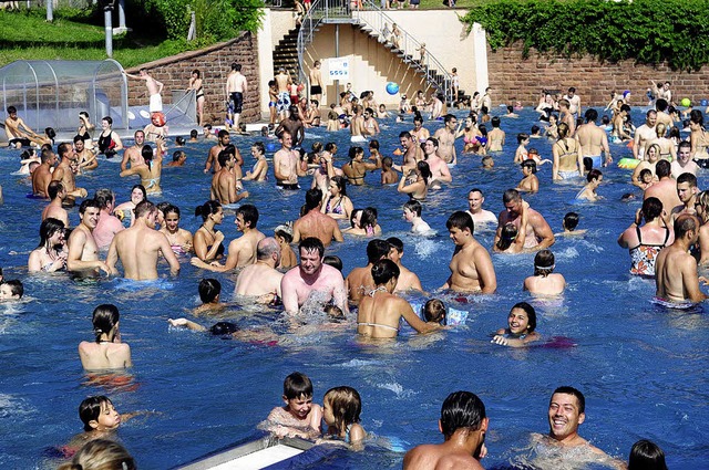 Drinnen ist&#8217;s angenehmer als dra... Besucherrekord im Lahrer Terrassenbad  | Foto: wolfgang knstle