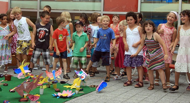 Die Kinder beteiligten sich  an der Ge...tagsfeier der Grundschulfrderklasse.   | Foto: Sandra Decoux-Kone