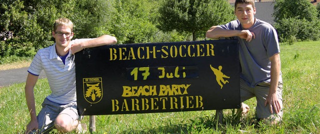 Oliver Brugger (links) und Florian Bru...ch-Soccer Turnier mit Beach Party ein.  | Foto: Petra Mller