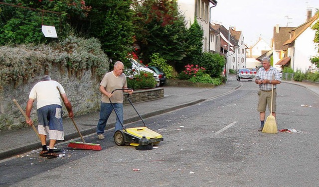 Einiges zu tun haben die Senioren des ...Festgelnde wieder alles sauber ist.    | Foto: RAINER HAGIN