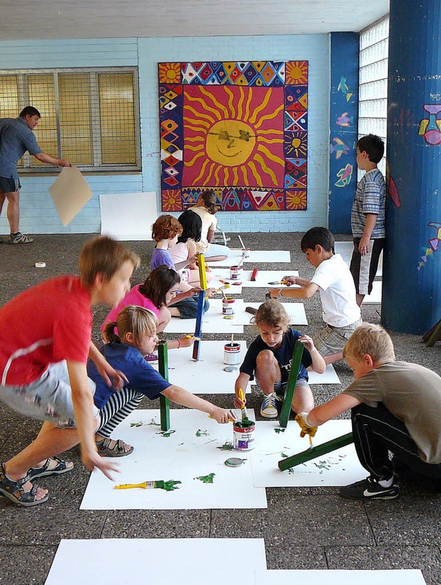 Eifrig werden die verwitterten Planken...nd Hauptschule Kollnau bunt angemalt.   | Foto: Stefanie Sigmund