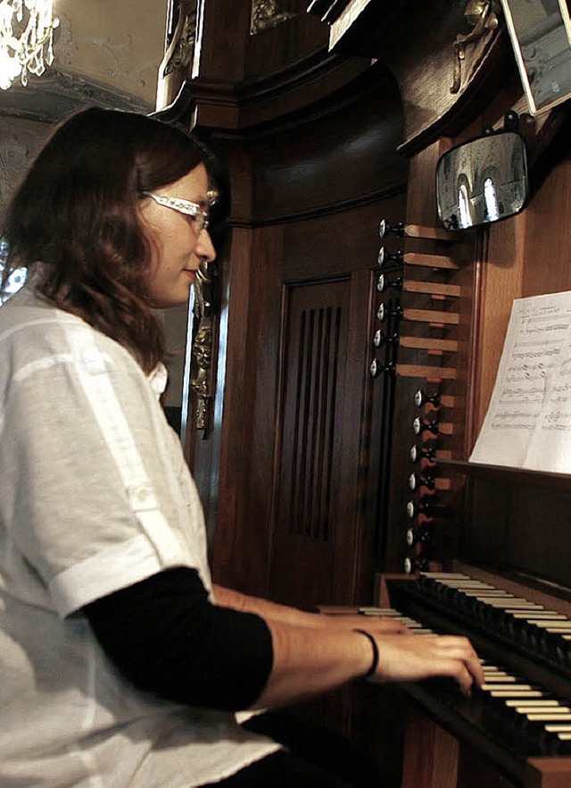 Sabrina Blthmann an der Orgel in St. Laurentius   | Foto: Heidi Fssel