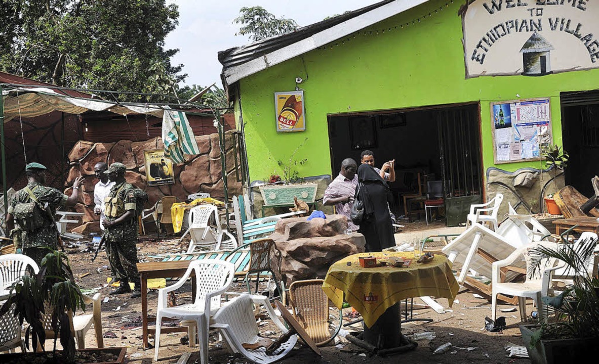 Soldaten sichern nach dem Anschlag auf ein äthiopisches Restaurant den Tatort.   | Foto: AFP