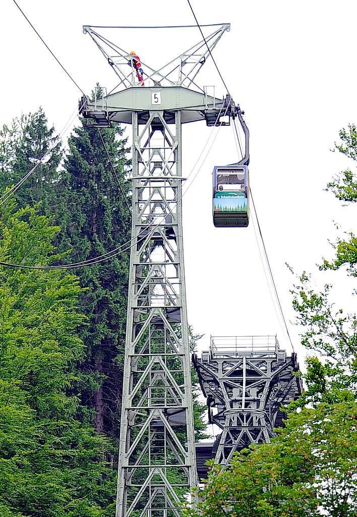 In 15 Minuten – also mit vier Metern pro Sekunde – schweben die Passagiere mit bestem Blick auf Freiburg und den Schwarzwald von der Talstation auf den 1284 Meter hohen Gipfel.
