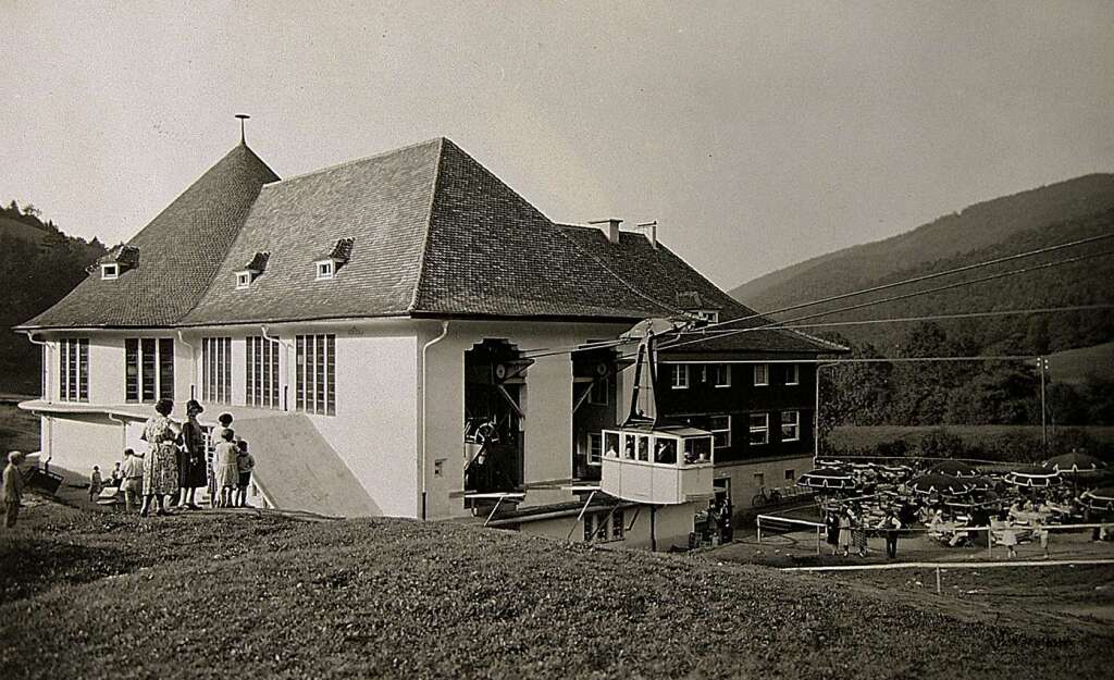 Historisches Bild von der Talstation: Erffnet wurde sie nach nur einem Jahr Bauzeit am 17. Juli 1930. In einer Zeit, in der das Auto noch kein Massenprodukt war, sollte die Bahn Einheimischen und Touristen die Berg- und Talfahrt ermglichen.
