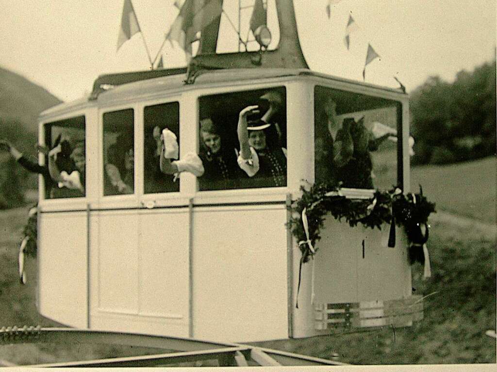 Besetzt mit Trachtenmdchen schwebte die Kabine No 1 am 17. Juli 1930 von der Bergstation zur Talstation. Darauf folgte ihre erste Bergfahrt mit dem damaligen Oberbrgermeister Bender an Bord.