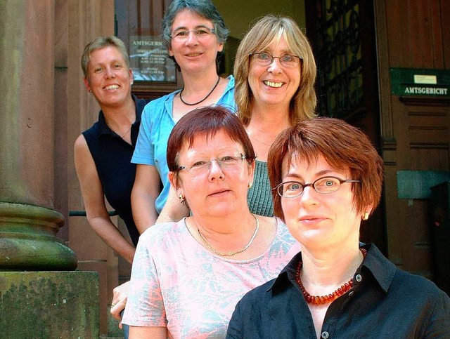 Fachfrauen in Sachen Recht: Michaela F...z und Maia Goj (von vorn nach hinten).  | Foto: Christine Speckner