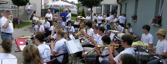 Traditionell spielen Vororchester und ...llparty am Sonntag keinen Abbruch tun.  | Foto: Martha Weishaar