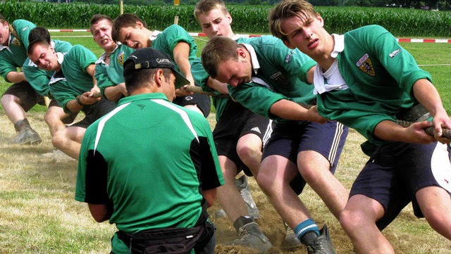 Trainer Christian Heitzmann und die kampfbereiten Tauziehfreunde Dietenbach.   | Foto: Rombach