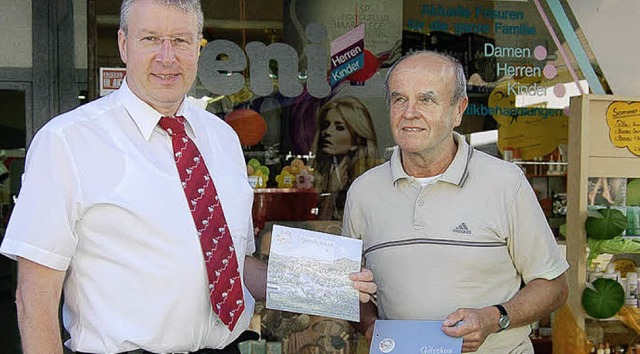 Geschenkgutscheine des Todtmooser Gewe... Kassierer Walter Schwinkendorf vor.    | Foto: Hans-Dieter Folles