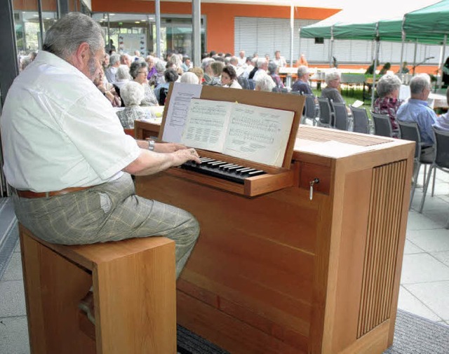 Wolfgang Oechsler an der neuen Orgel  | Foto: Britta Wieschenkmper