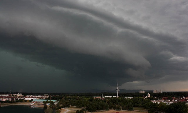 Unwetter ber Freiburg, Montag, 12. Juli 2010. Seepark, Blick Richtung Westen  | Foto: Thies Stillahn