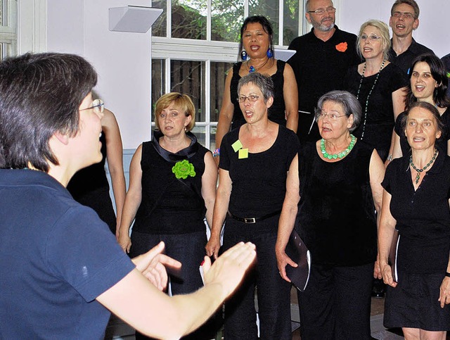 Der Gesangverein Tllingen mit Dirigen...iemann beim Konzert in Obertllingen.   | Foto: Thomas Loisl Mink