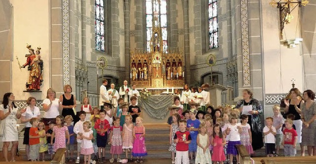 &#8222;Wir feiern heut&#8217; ein Fest...jhrigen Bestehens des Kindergartens.   | Foto: Manfred Burkert