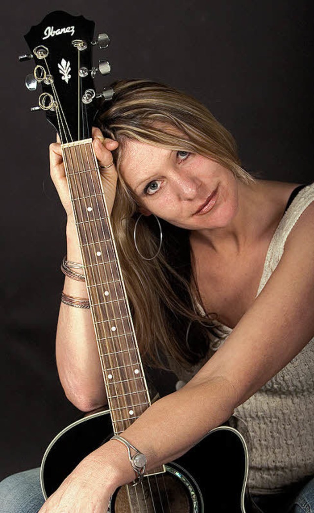 Sie singt und spielt die Gitarre: Bella Nugent   | Foto: pro