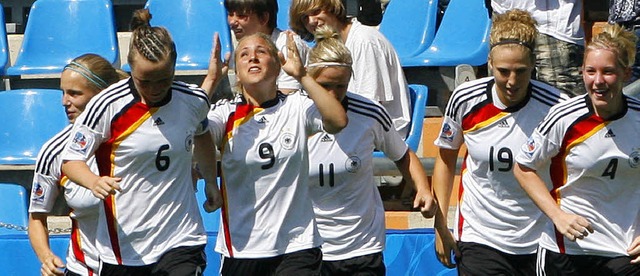 Torschtzin Svenja Huth (Nummer 9) bejubelt mit ihren Kolleginnen das 1:0.  | Foto: dpa